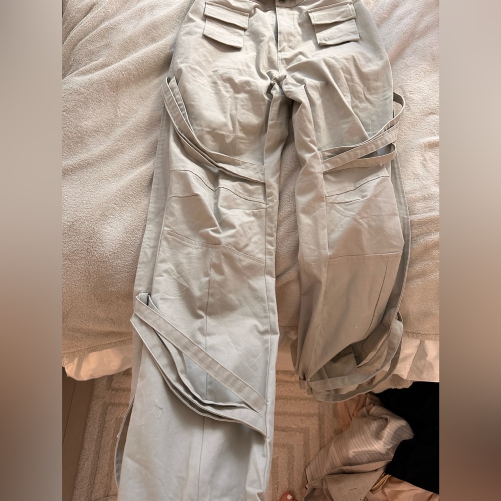 Maniere De Voir Cream Trousers with Architectural Seam Design - Picture 3 of 9